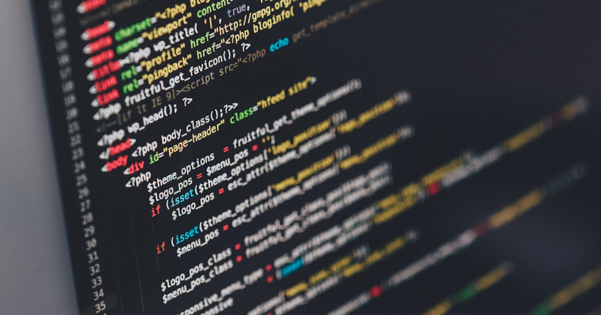 WordPress czy strona pisana od zera — kiedy co się opłaca